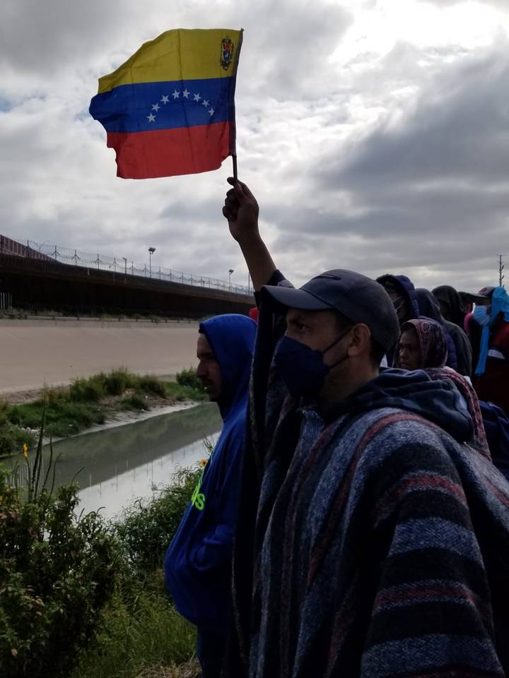 "Queremos trabajar": migrantes venezolanos se manifiestan a orillas del río Bravo
