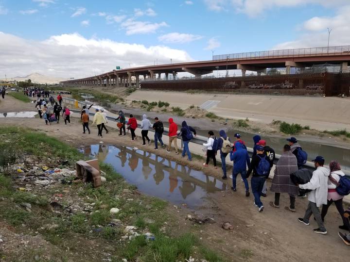 "Queremos trabajar": migrantes venezolanos se manifiestan a orillas del río Bravo
